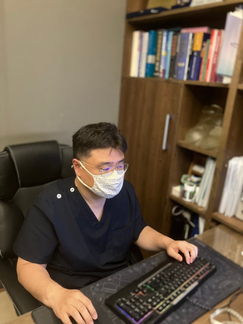 여성형유방 때문에 마음 편히 옷을 못 입겠다면